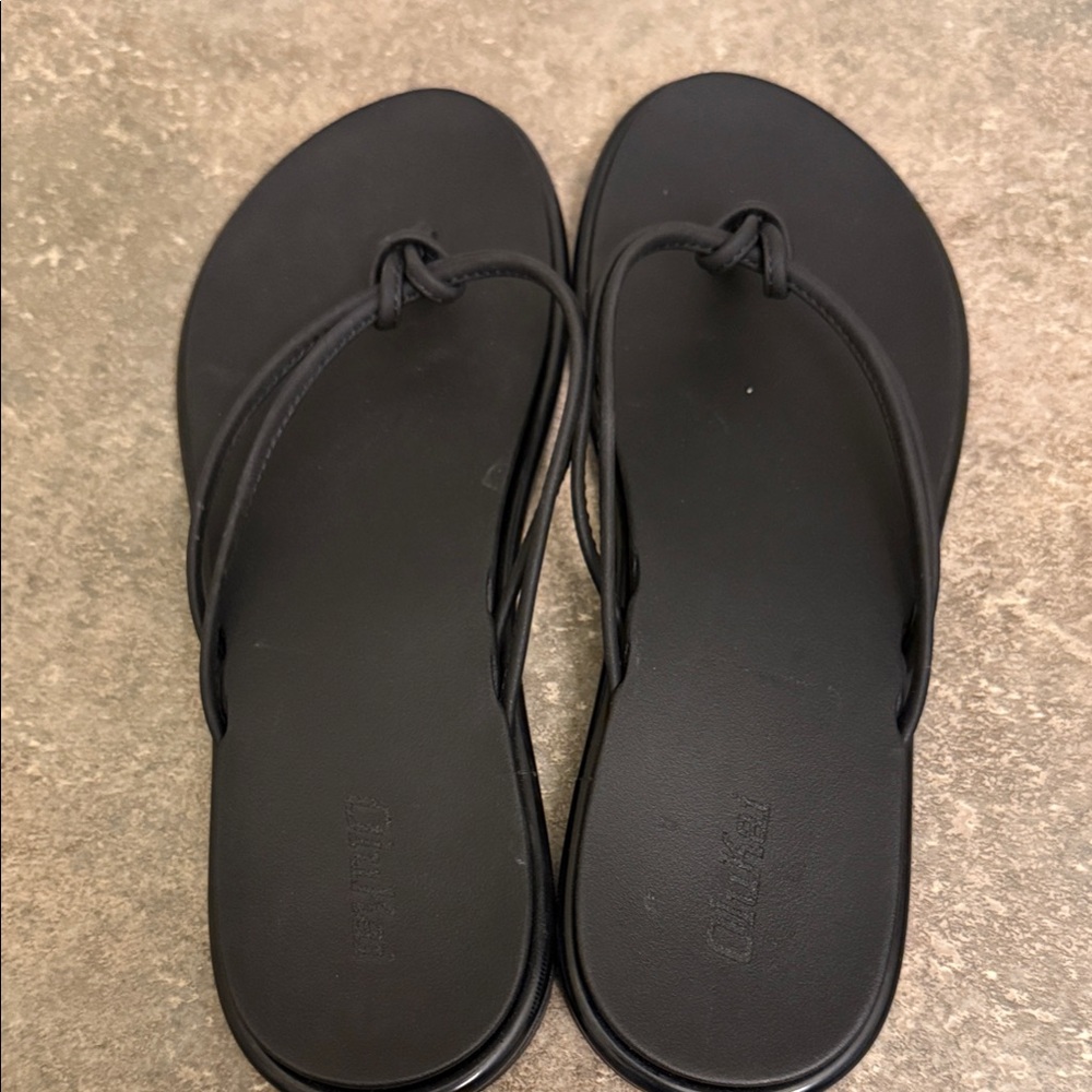 OluKai black flipflops